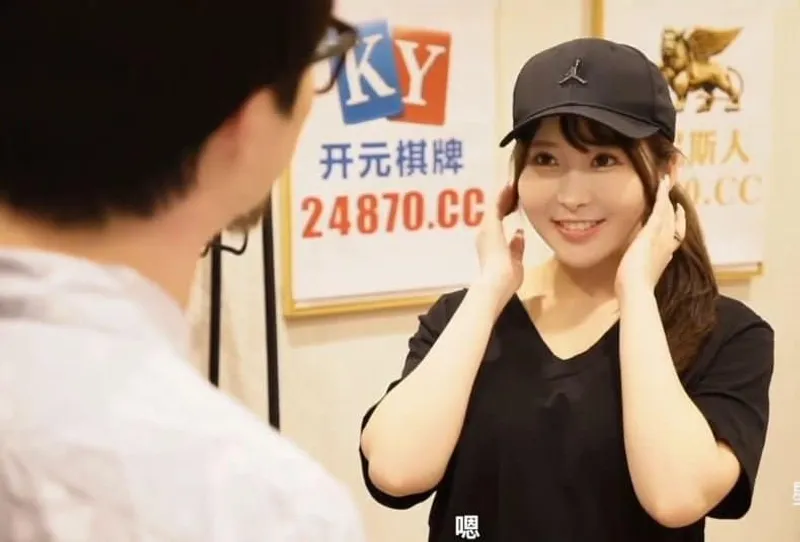 Mới thay bộ sườn xám áo dài chuẩn bị đi chơi thì anh đè em ra chịch còn xuất tinh vào áo em